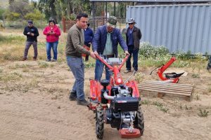 Usuarios de INDAP de Los Vilos se capacitan sobre el correcto uso de maquinarias agrícolas